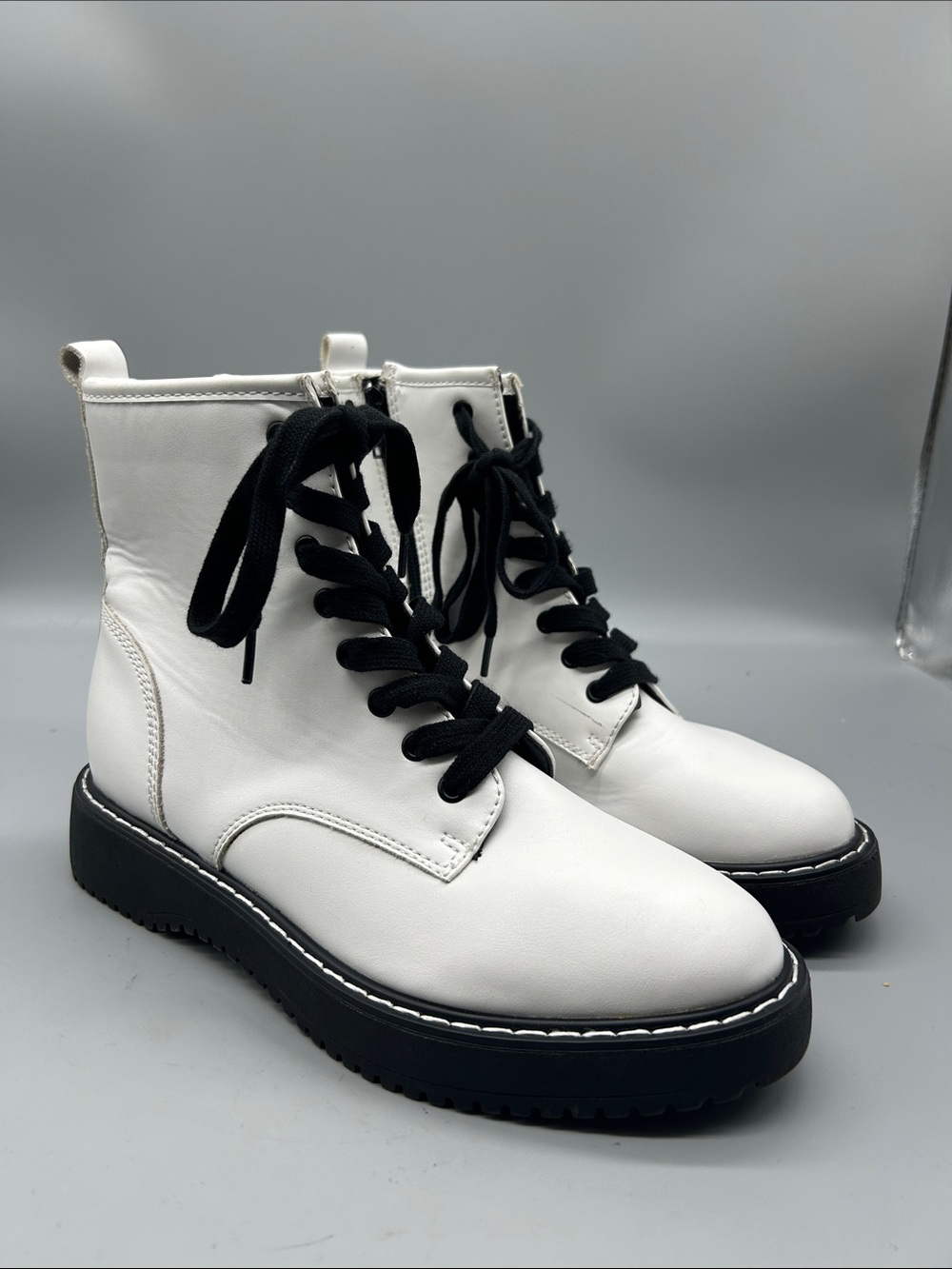 Madden-girl Women's White Boots sz 7